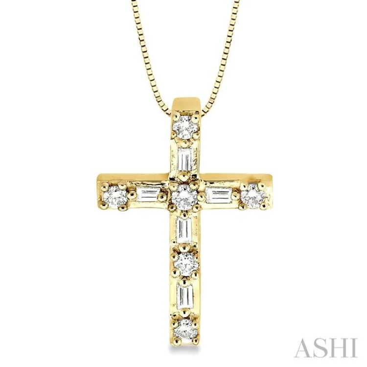 1/4 Ctw Diamond Cross Pendant in 14K Yellow Gold with chain